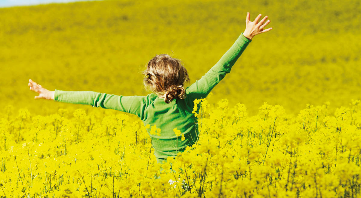 girl_yellow_field_cmyk