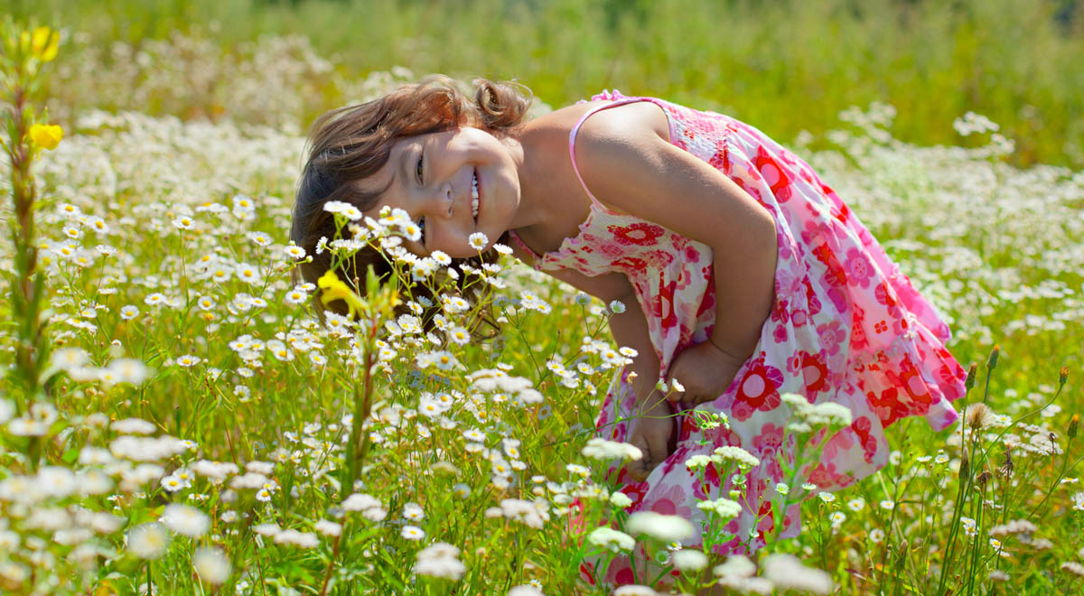 happy-girl-playing