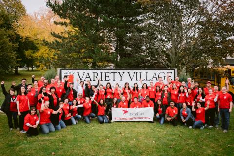 Astellas Canada employee volunteers pose for group photo