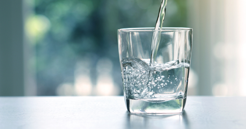 Trinkglas gefüllt mit Wasser